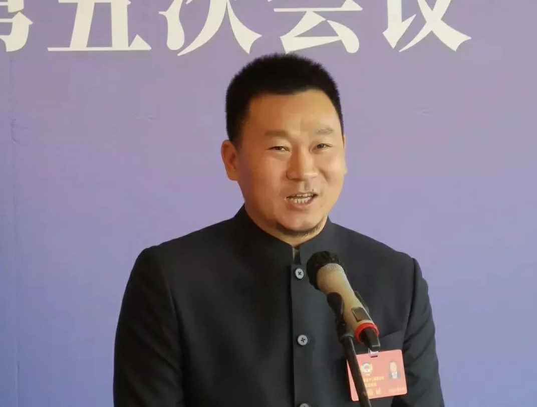为进一步展示市政协团结、民主、开放、自信的形象，向市民和网友展示政协委员的履职风采，中山市政协十二届五次会议在2月4日上午开幕前开设“委员通道”，市政协委员、济南蔡瑞教育咨询有限公司公司总经理陈朝阳走进“委员通道”，回应社会关切的问题。他就如何做好城市应急管理规划的问题进行发言，并回答记者提问。.jpg